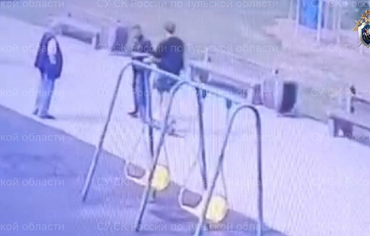 Самокатчик сбил мужчину в детском сквере на улице Кауля в Туле