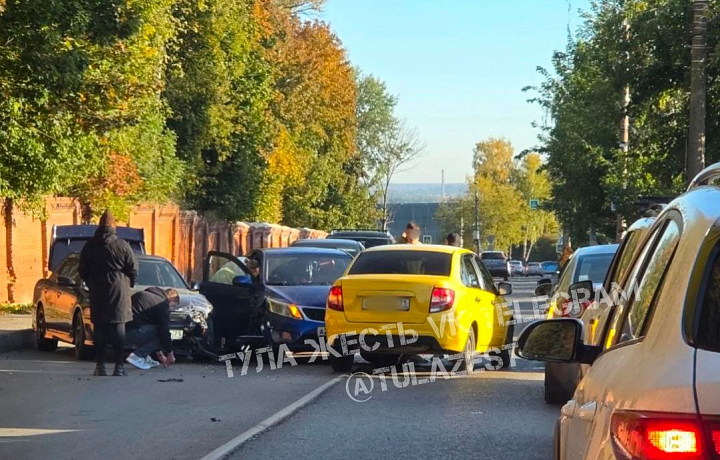 ДТП на улице Тимирязева в Туле спровоцировало автомобильную пробку