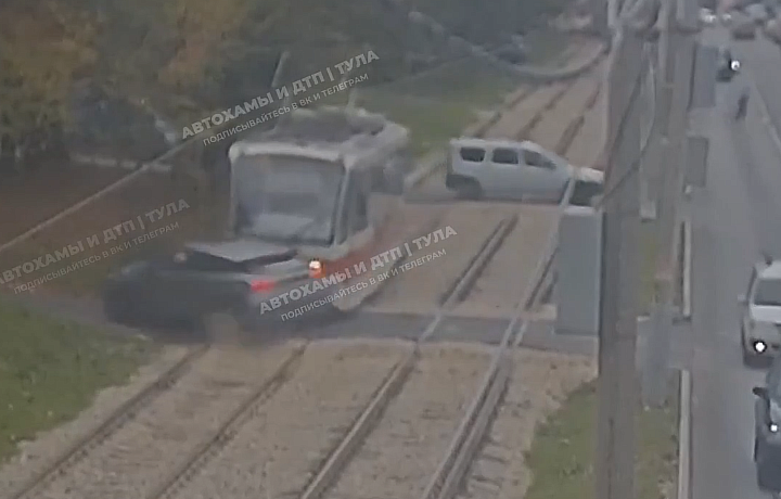 Момент ДТП с с трамваем на улице Станиславского в Туле попал на видео