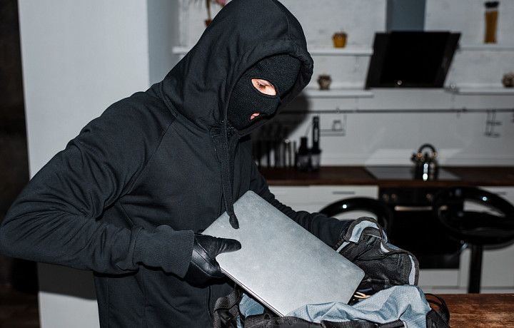 «Присмотрел за квартирой»: туляк украл у своей соседки имущество на 100 тысяч рублей