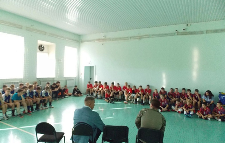 Участник СВО встретился с юными волейболистами в Туле