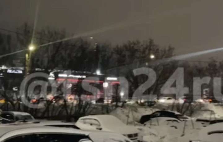 На Павшинском мосту в Туле собралась серьёзная пробка из-за ДТП утром 28 января