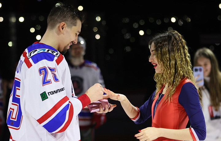 Хоккеист тульского АКМ Глеб Петров сделал предложение девушке после победы над U18