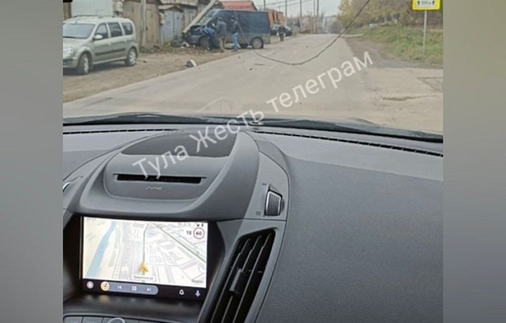 В Туле водитель фургона снес столб