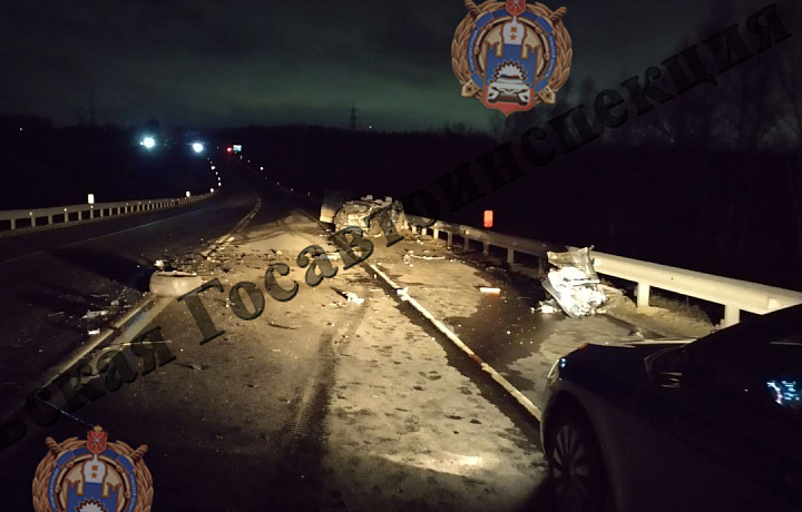 Водитель автомобиля Volkswagen Touareg попал в больницу после столкновения с большегрузом в Ленинском районе Тулы