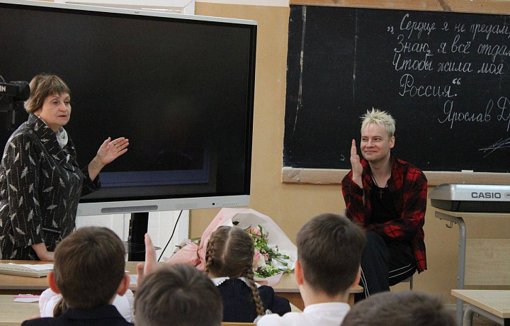 SHAMAN спел со школьниками в родной гимназии в Новомосковске