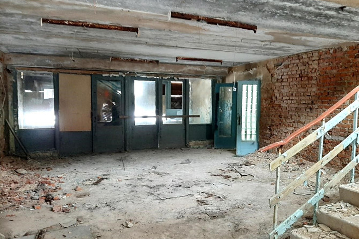 Остались стеклоблоки, граненые стаканы, фотообои и бюст Ленина: под Тулой продают заброшенную советскую спортбазу