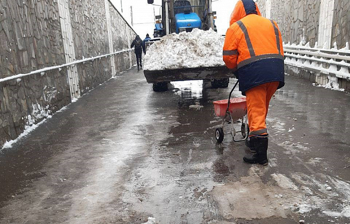 В подземных пешеходных переходах Тулы провели уборку снега