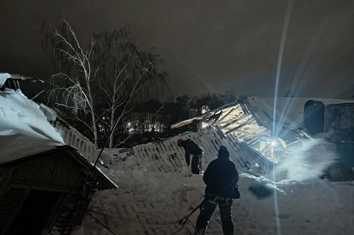Опубликованы фото с места обрушения крыши двух домов в Кимовске