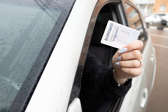 С 1 октября ГИБДД позволит водителям предъявлять электронные права в тестовом режиме