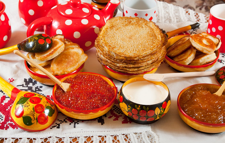 Масленицы без блинов не бывает: кому нельзя их есть, как сделать блюдо полезными и какую выбрать начинку 