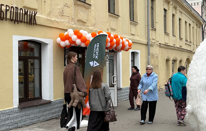 В Туле пенсионеры массово пришли на открытие кафе с бесплатными обедами