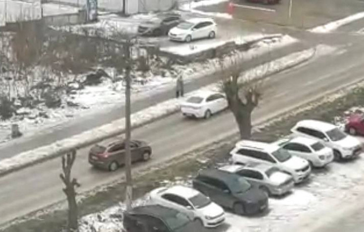 В Туле на улице Демидовской автомобили не могут подняться в горку из-за гололеда
