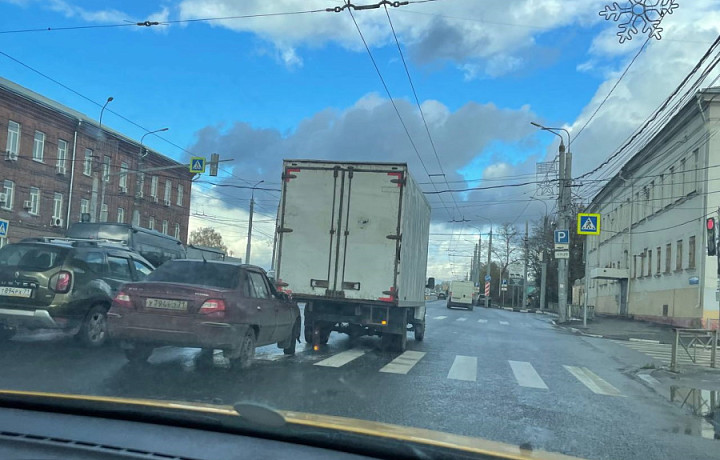 На улице Советской в Туле легковушка врезалась в грузовик