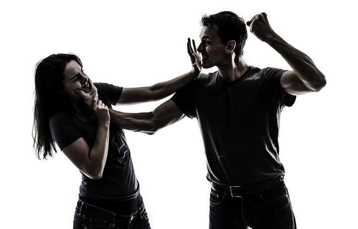 ﻿Житель Тульской области заплатит штраф за избиение бывшей жены из-за невыключенного света