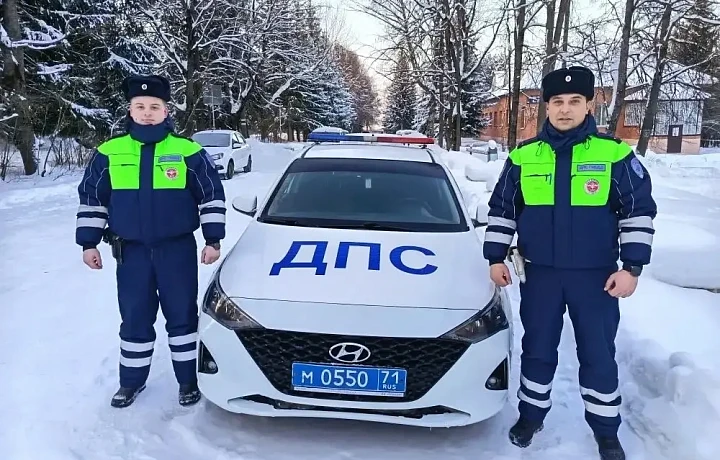 Автоинспекторы в Тепло-Огарёвском районе помогли супругам со сломавшимся автомобилем