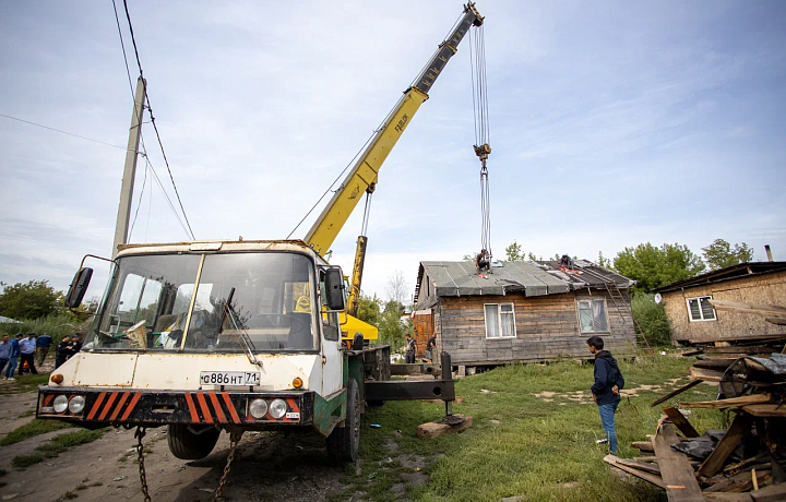 В тульском Плеханово цыганский дом спасли от сноса, перенеся его в другое место