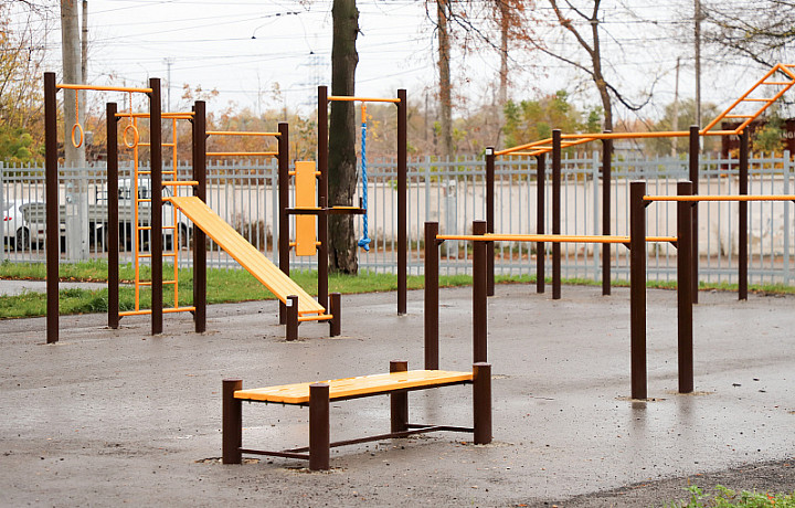 Во дворе одного из домов в Советском округе Тулы появилась площадка для воркаута