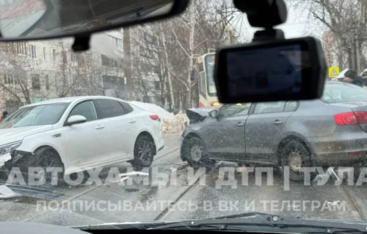 В Туле произошло ДТП на трамвайных путях