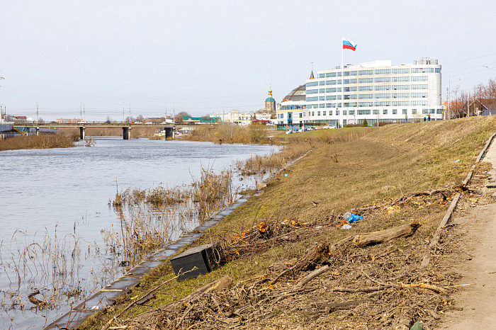 Пролетарская набережная Тулы после «большой воды»: грязь, мусор, коряги – уборка уже идет