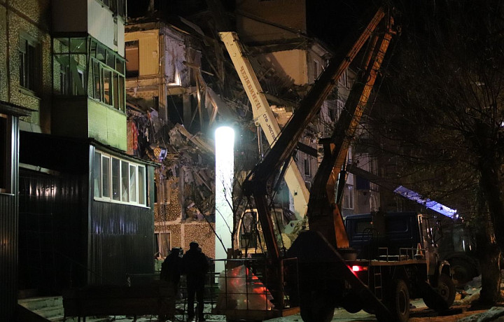 Комиссия обследует уцелевшую часть дома на улице Химиков в Ефремове на пригодность проживания в нем