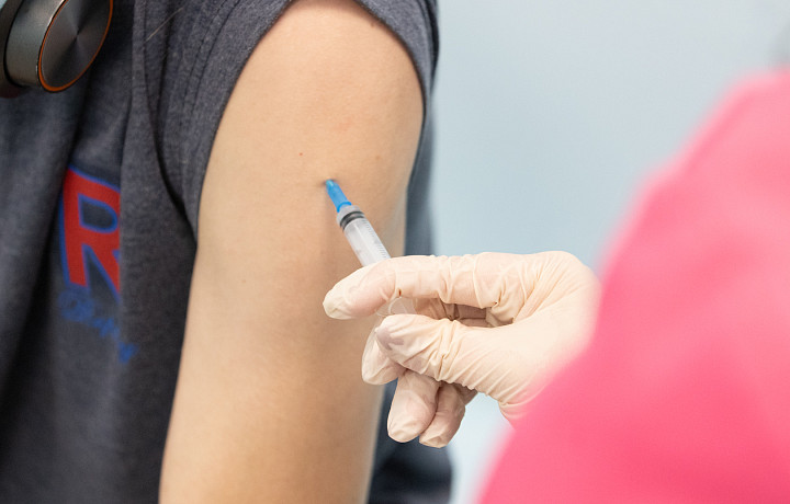 Вирусолог Аграновский призвал россиян вакцинироваться, чтобы легче перенести новый штамм COVID-19 «Кентавр»