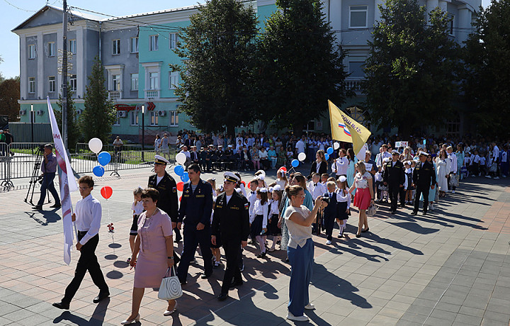 В Новомосковске впервые прошел парад первоклассников