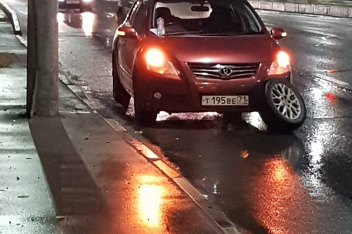 «Пробиты шины и покрышки, погнуты диски»: пострадавшие из-за ямы на Павшинском мосту в Туле автомобилисты рассказали подробности