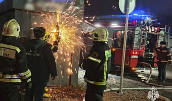 Торговая палатка и гараж с машиной сгорели ночью в Тульской области