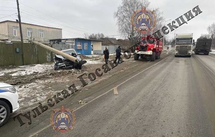 В Киреевском районе автомобиль Skoda Oktavia врезался в опору линии электропередачи