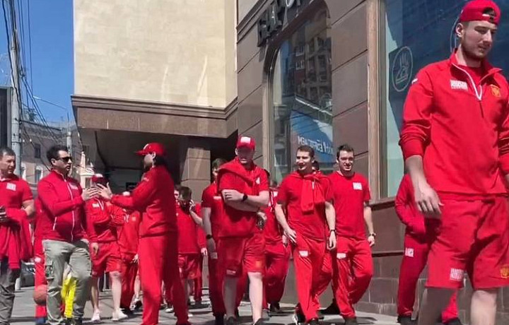 Хоккеисты сборной «Россия 25» прогулялись в историческом центре Тулы