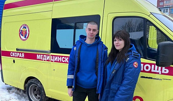 В Новомосковске фельдшер и медбрат спасли умирающую пенсионерку