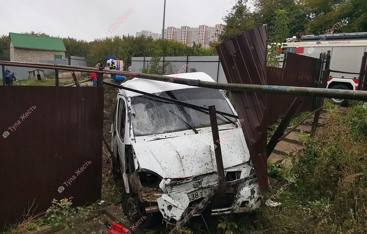 В Тульской области водитель протаранил забор жилого дома
