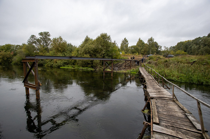 Военные строят пешеходный мост через реку Плава в Тульской области