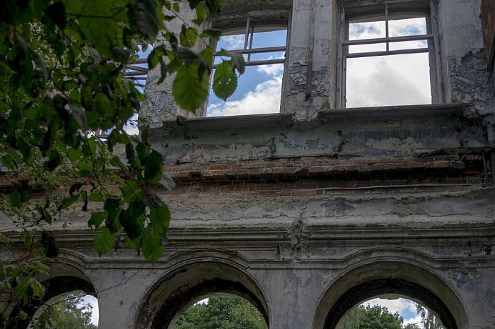 От белоснежного дворца до руин: историческая заброшка - усадьба Мальцева в селе Воскресенское