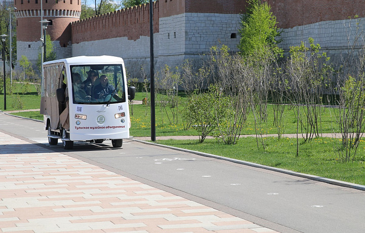 В Туле начал работу туристический электромобиль