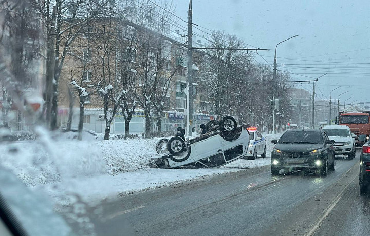 Автомобиль «Нива» перевернулся в Туле