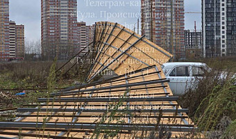 В тульском ЖК «Суворовский» ограждение упало на машину