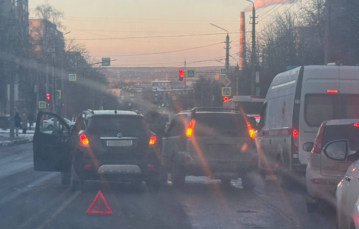 ДТП на улице Первомайской в Туле спровоцировало автомобильную пробку
