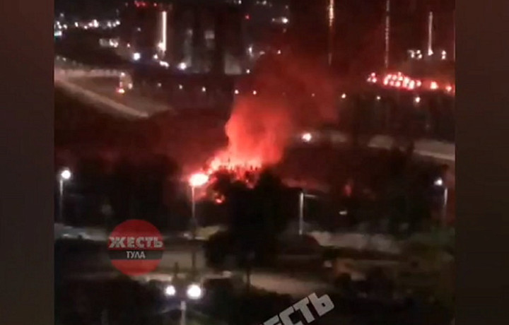 Ночью на улице Приупской в Туле загорелся двухэтажный гараж