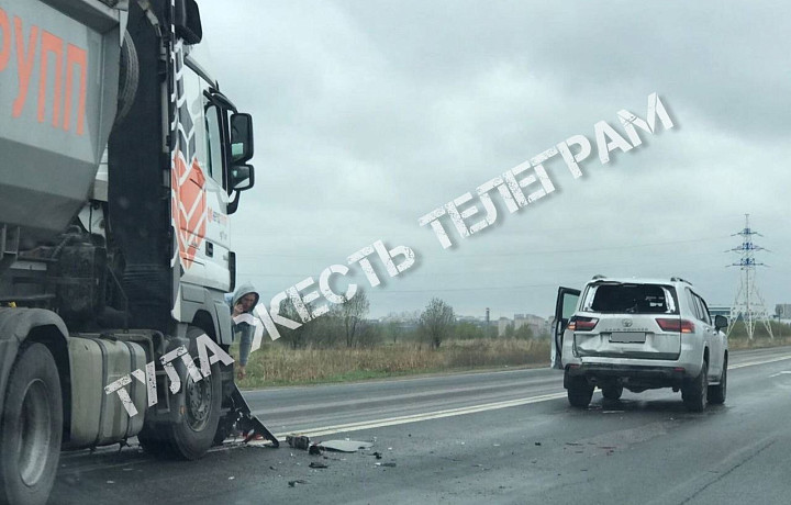 Фура врезалась в иномарку на Калужском шоссе в Туле