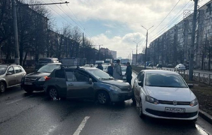 В Туле на улице Ложевой столкнулись три иномарки