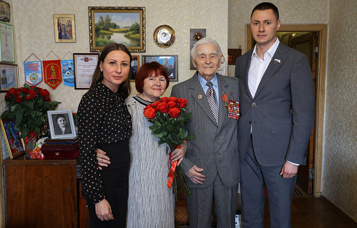 Анастасия Дементьева и Андрей Тихонов поздравили тульского ветерана ВОВ Василия Мирошниченко со 101-летием