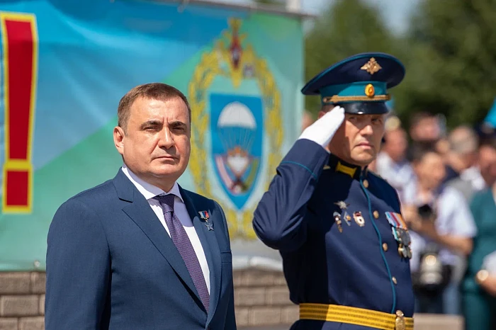 Алексей Дюмин поздравил тульских десантников с Днем ВДВ