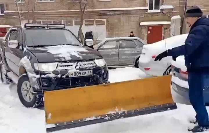 Туляк использует личный автомобиль для уборки снега