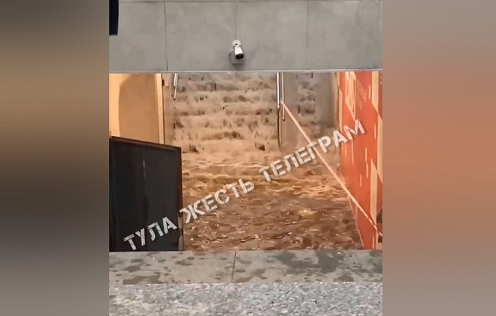 В подземном переходе на улице Каминского в Туле образовался потоп