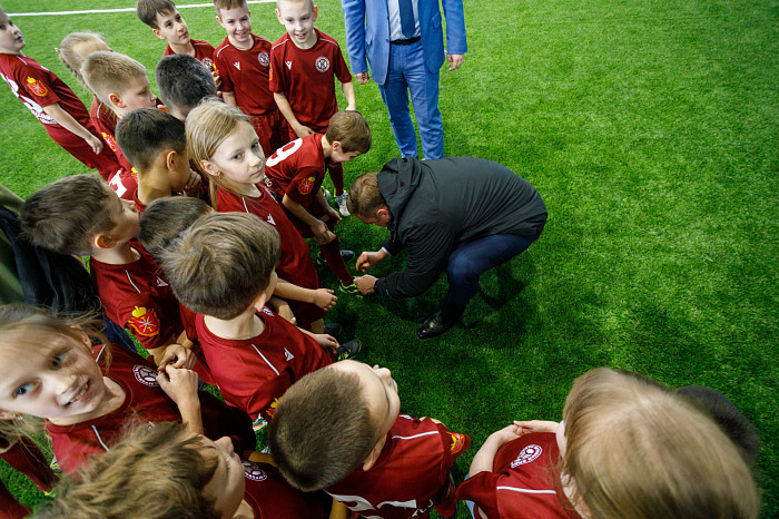 Дюмин посетил новый футбольный манеж в Туле: осмотрел объект, обнялся с детьми, помог ребенку завязать шнурки