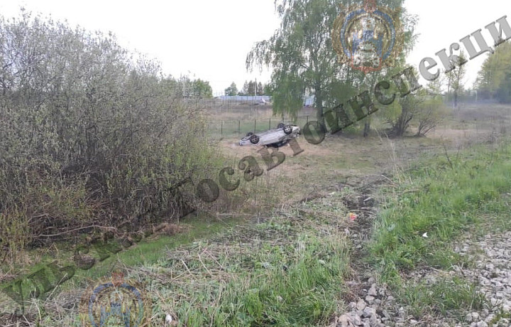 В Заокском районе перевернулась машина Chevrolet Lacetti, водителя госпитализировали