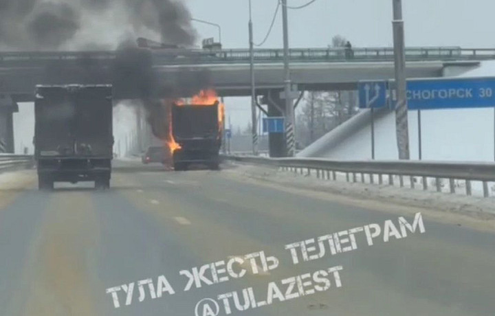 Спасатели потушили горящий грузовик на трассе М-4 в Венёвском районе