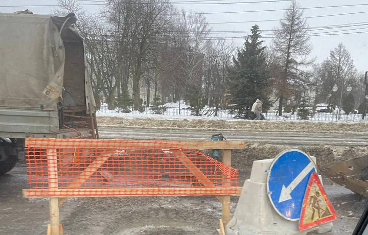 В центре Тулы образовалась пробка из-за провалившегося люка